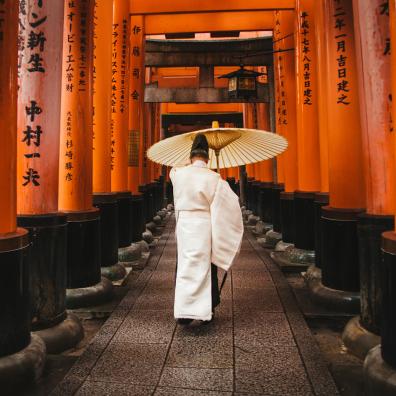  Shintō priest at Fushimi-Inari shrine, Kyōto (Japan)